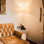 Room In Guest Room - Sd-1 Room With Balcony In The Old City Air Conditioning And Wifi